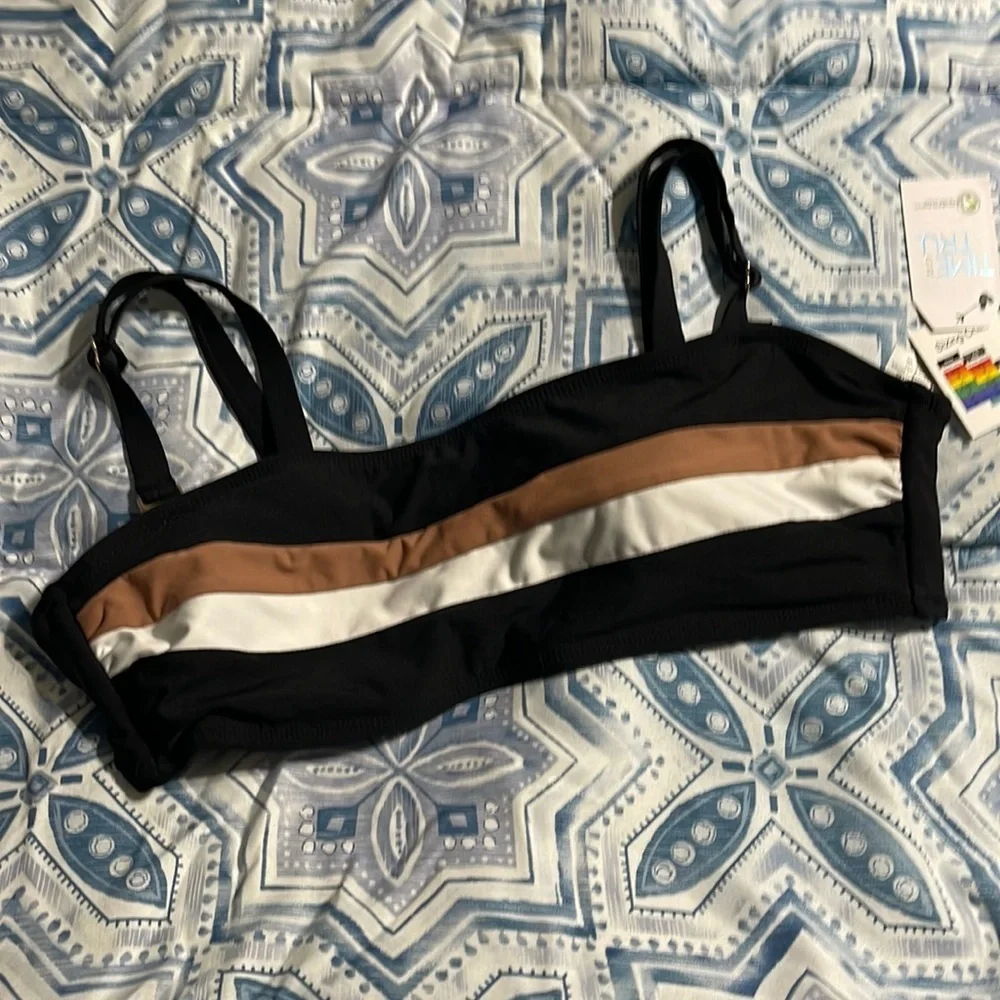 6/$20 New women’s L swim top